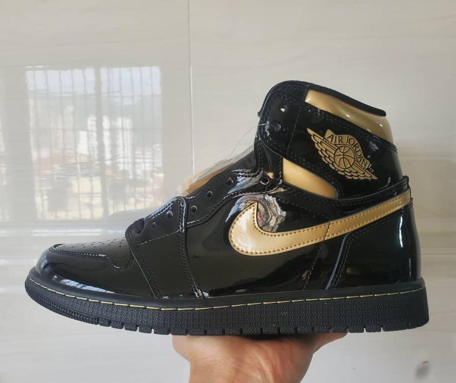 Air Jordan 1 Retro black Metallic Gold (2003)