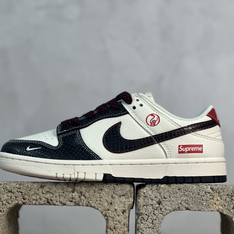 Supreme x Nike SB Dunk Low co-branded design ''Year of the Snake''